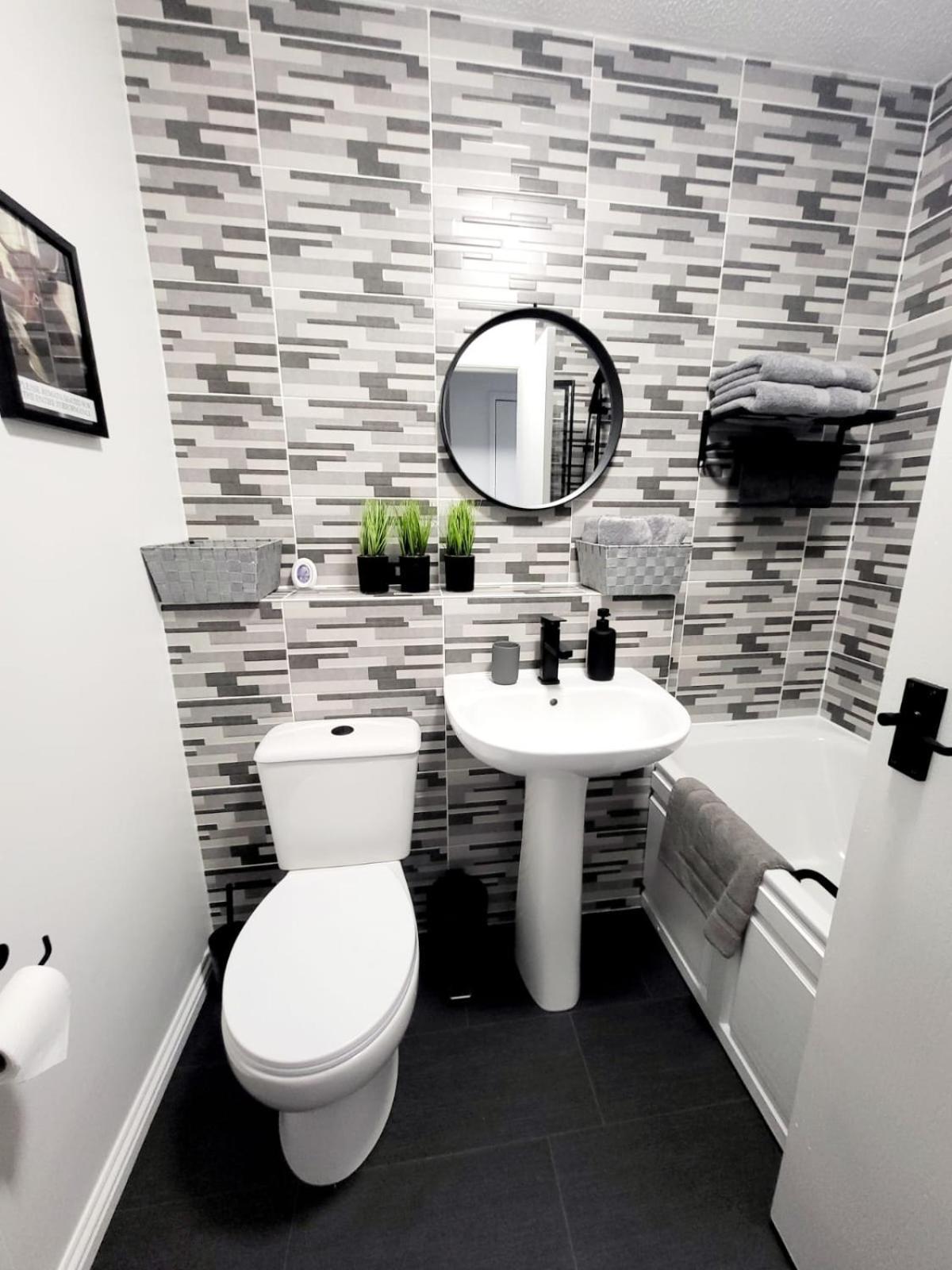 Stylish Home In Linlithgow With Free Parking Buitenkant foto